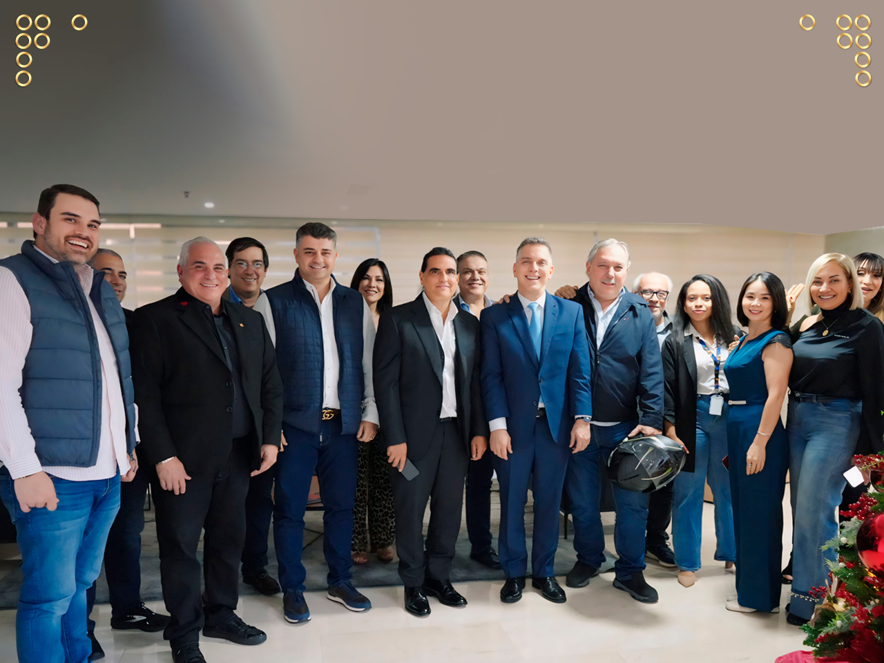 Colaboración estratégica: Alex Saab promueve la fabricación de componentes en el sector motociclista