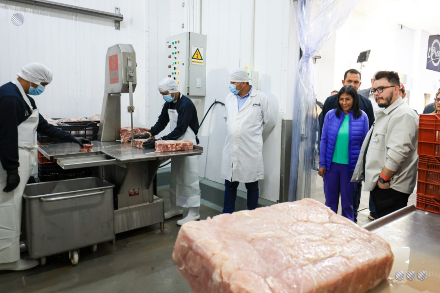 Una jornada productiva en la planta procesadora de Alimentos L’Prado realiza la presidenta encargada Delcy Rodríguez