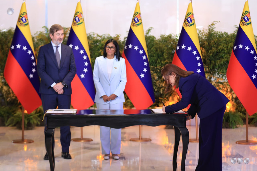 Delcy Rodríguez en la firma del acuerdo Cardón IV gas Venezuela